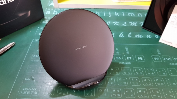 三星無線充電盤開箱(EP-N5100)