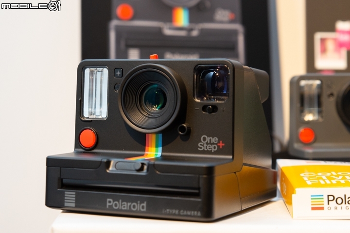 Polaroid OneStep+ 的造型特色,是七彩型的線條移到中間,同時機身僅有黑色色彩可以選擇。 Polaroid OneStep+ 的造型特色,是七彩型的線條移到中間,同時機身僅有黑色色彩可以選擇。