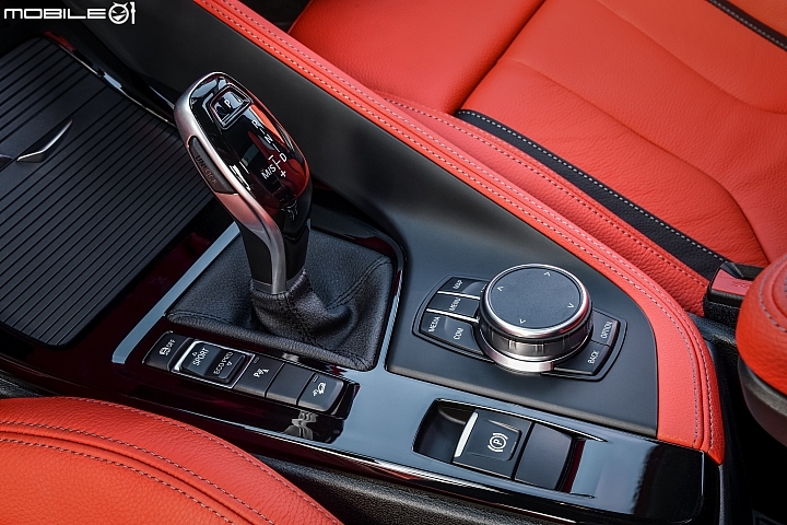 BMW X2 M35i搭配八速手自排變速系統。 BMW X2 M35i搭配八速手自排變速系統。