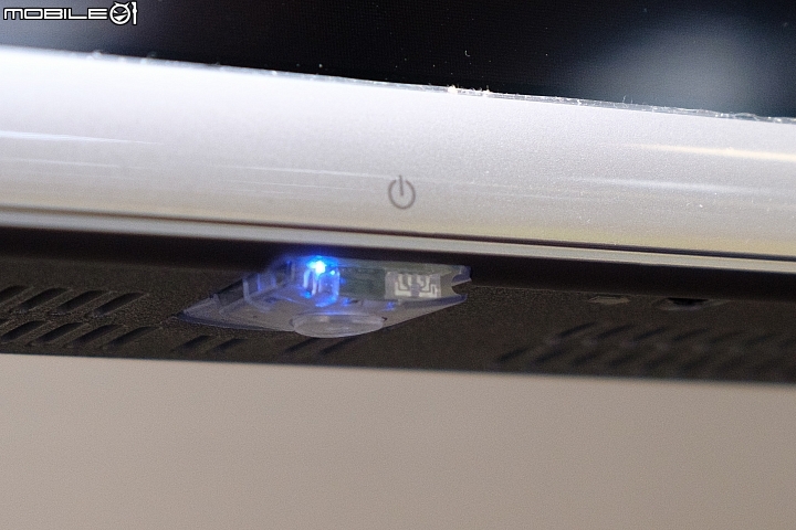 BenQ S75-900 4K HDR 在廠徽一旁的電源指示圖下方,有結合實體按鍵、指示燈與遙控接收的整合按鍵區,開機時呈現藍色。 BenQ S75-900 4K HDR 在廠徽一旁的電源指示圖下方,有結合實體按鍵、指示燈與遙控接收的整合按鍵區,開機時呈現藍色。