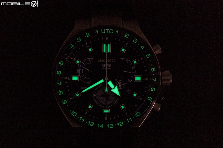 Seiko Astron SSE167J1-時分針皆提供 LumiBrite 夜光塗料,陶瓷錶圈(表面藍寶石水晶)上的世界時間(UTC)字樣亦為夜光顯示。儘管在光線不足的環境下亦能提供易讀性。 Seiko Astron SSE167J1-時分針皆提供 LumiBrite 夜光塗料,陶瓷錶圈(表面藍寶石水晶)上的世界時間(UTC)字樣亦為夜光顯示。儘管在光線不足的環境下亦能提供易讀性。