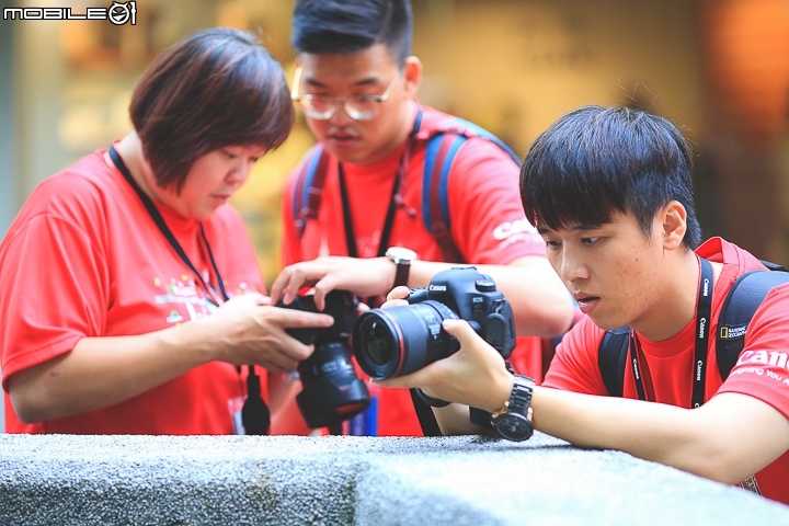 「2018 Canon 攝影馬拉松」活動花絮 - 參加挑戰組的 Canon 用戶指定要拿 EOS 數位單眼相機。 「2018 Canon 攝影馬拉松」活動花絮 - 參加挑戰組的 Canon 用戶指定要拿 EOS 數位單眼相機。
