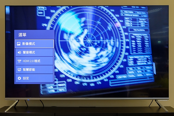 BenQ S75-900 觀看影片的過程中,能透過遙控器方式叫出設定的小選單,快速調整影像、聲音以及格式、節能設定等。 BenQ S75-900 觀看影片的過程中,能透過遙控器方式叫出設定的小選單,快速調整影像、聲音以及格式、節能設定等。