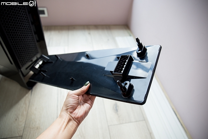 Braun SensorAir 空氣清淨機第二道過濾則是位於機身前側,將機身蓋子打開後就會看到黑色蜂巢狀的活性碳濾網。 Braun SensorAir 空氣清淨機第二道過濾則是位於機身前側,將機身蓋子打開後就會看到黑色蜂巢狀的活性碳濾網。