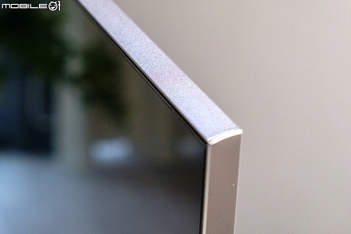 BenQ S75-900 4K HDR 從不同角度要很近看才會發現有些邊緣,但可以說面板幾乎是貼合在電視邊緣。 BenQ S75-900 4K HDR 從不同角度要很近看才會發現有些邊緣,但可以說面板幾乎是貼合在電視邊緣。