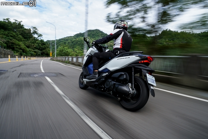 2018 Honda NSS300 整體騎乘表現上,一改舒適休旅風格,而是加入不少運動騎乘元素,卻又不失本田一直以來的平衡性。 2018 Honda NSS300 整體騎乘表現上,一改舒適休旅風格,而是加入不少運動騎乘元素,卻又不失本田一直以來的平衡性。