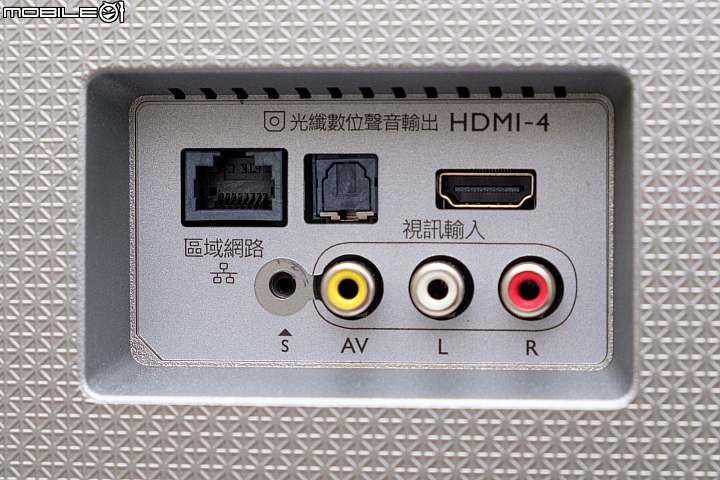 BenQ S75-900 4K HDR 左側較小的區域,配有一般的 AV 端子,第四個 HDMI,光纖數位音訊以及 RJ-45 網路插孔。 BenQ S75-900 4K HDR 左側較小的區域,配有一般的 AV 端子,第四個 HDMI,光纖數位音訊以及 RJ-45 網路插孔。