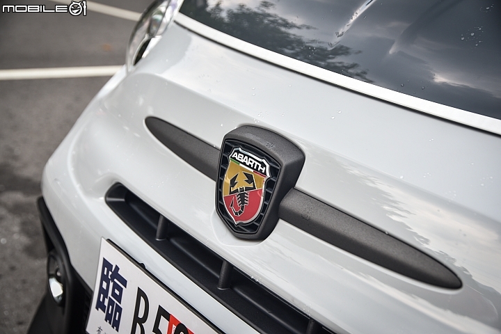 有別於先前我曾分享過的標準Abarth 595車型,車輛前、後方飾條是以霧銀色呈現,Competizione進階版本再換為霧黑配色,殺氣自然更為濃厚! 有別於先前我曾分享過的標準Abarth 595車型,車輛前、後方飾條是以霧銀色呈現,Competizione進階版本再換為霧黑配色,殺氣自然更為濃厚!