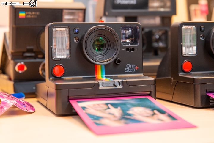 Polaroid OneStep+ 機身正面與OneStep2相似,原本倒數計時的地方(閃光燈右側)變成一個+號,那是wifi連接顯示燈。 Polaroid OneStep+ 機身正面與OneStep2相似,原本倒數計時的地方(閃光燈右側)變成一個+號,那是wifi連接顯示燈。