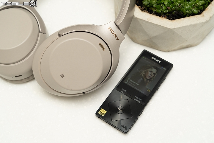 Sony WH-1000XM3 無線降噪耳機-滿適合用來聆聽以人聲為主的曲目類型,尤其是女聲的聲音表現相當溫暖耐聽,以 Diana Krall 演唱的 Desperado 樂曲來說,充分展現 Diana 特別且充滿磁性的嗓音,聲音的細節也能充分展現給聆聽者。 Sony WH-1000XM3 無線降噪耳機-滿適合用來聆聽以人聲為主的曲目類型,尤其是女聲的聲音表現相當溫暖耐聽,以 Diana Krall 演唱的 Desperado 樂曲來說,充分展現 Diana 特別且充滿磁性的嗓音,聲音的細節也能充分展現給聆聽者。