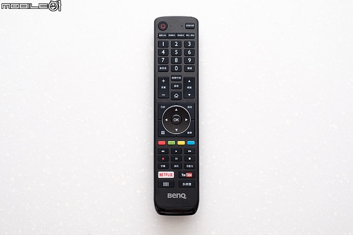 BenQ S75-900 4K HDR 隨附的遙控器與先前的款式,一樣具備 Netflix、Youtube 等多媒體的快捷鍵可供使用。 BenQ S75-900 4K HDR 隨附的遙控器與先前的款式,一樣具備 Netflix、Youtube 等多媒體的快捷鍵可供使用。