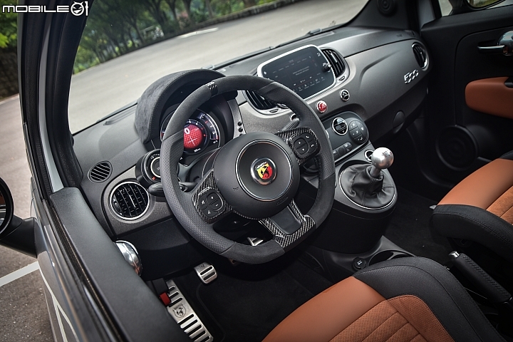 內裝基本配置與標準Abarth 595幾乎相同,主要差別在於原本採車身同色塗裝的儀錶台大面積飾版,已被換為磨砂處理的鐵灰色飾版 內裝基本配置與標準Abarth 595幾乎相同,主要差別在於原本採車身同色塗裝的儀錶台大面積飾版,已被換為磨砂處理的鐵灰色飾版