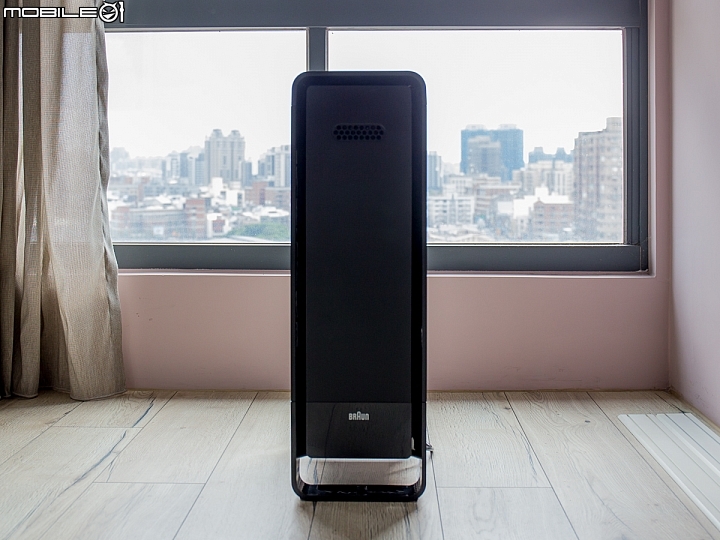 Braun SensorAir 空氣清淨機本身為後進風前出風的設計,機身前方有一圈內凹處則是清淨機出風口。 Braun SensorAir 空氣清淨機本身為後進風前出風的設計,機身前方有一圈內凹處則是清淨機出風口。