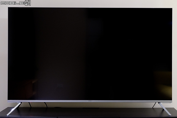 BenQ S75-900 在外型上,延續了年初產品的設計風格;以較為簡潔、現代的方式帶出電視風格。 BenQ S75-900 在外型上,延續了年初產品的設計風格;以較為簡潔、現代的方式帶出電視風格。