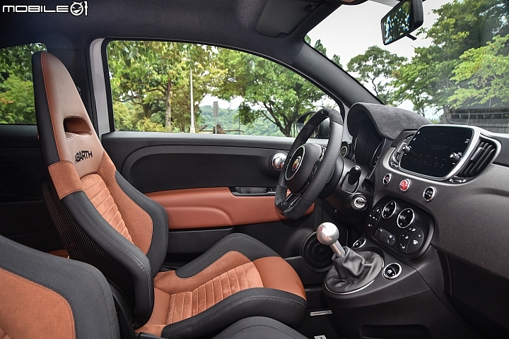 Abarth 595 Competizione手排車 前座兩張由Sabelt代工的運動型座椅,採用真皮與Alcantara材質交互鋪陳而成 Abarth 595 Competizione手排車 前座兩張由Sabelt代工的運動型座椅,採用真皮與Alcantara材質交互鋪陳而成