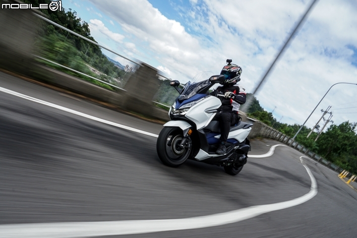 2018 Honda NSS300 隨著試駕路線來到山路,另一個強項「運動性能」開始展現。 2018 Honda NSS300 隨著試駕路線來到山路,另一個強項「運動性能」開始展現。