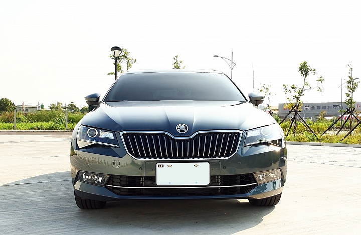 中年微熱血大叔 Škoda Superb Combi L&K 4X4 開箱