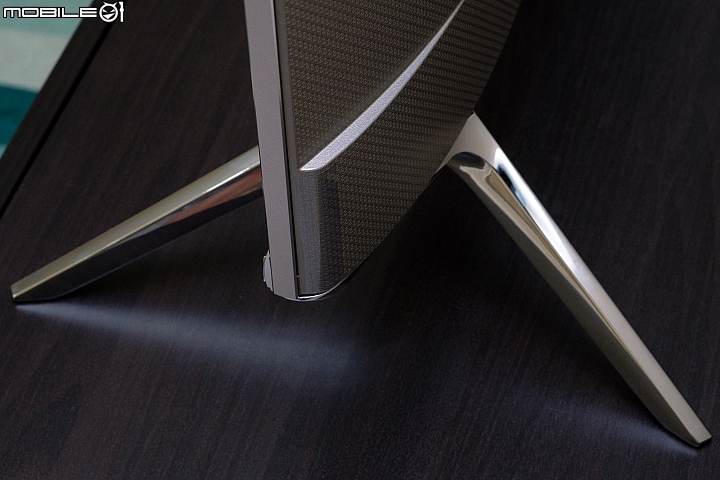 BenQ S75-900 4K HDR 底座部分則是採左、右分離獨立式的方式設計。 BenQ S75-900 4K HDR 底座部分則是採左、右分離獨立式的方式設計。