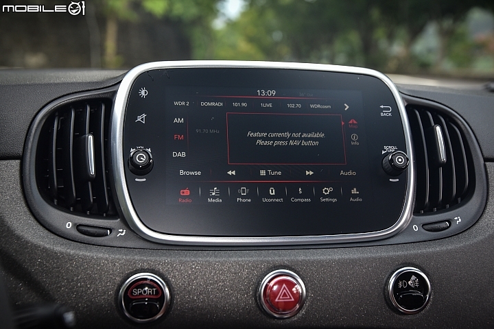 中央這具七吋螢幕具備基本藍牙通訊、音樂串流、Apple CarPlay等實用功能,若需要導航系統或中文化顯示內容還需額外升級。 中央這具七吋螢幕具備基本藍牙通訊、音樂串流、Apple CarPlay等實用功能,若需要導航系統或中文化顯示內容還需額外升級。