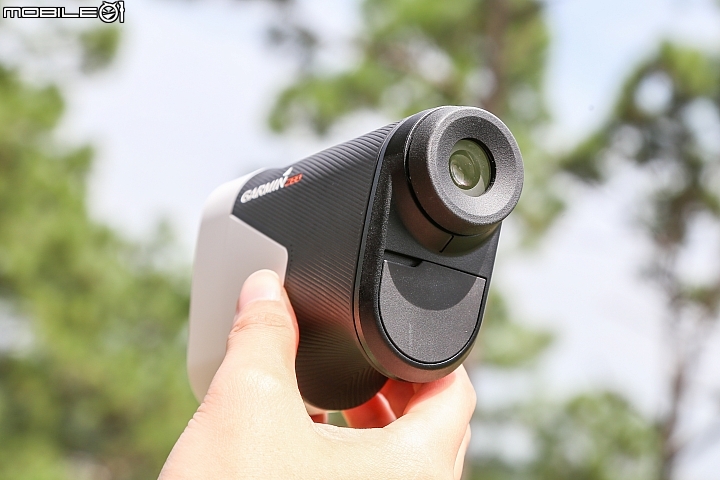 Garmin Approach Z80雷射測距儀-鏡頭的部分相當圓潤,然而「PinPointer果嶺指向輔助」也是新加入的功能,能在遮蔽物阻擋果嶺視野時,指示對應的盲擊方向,有效減少誤擊與再偏離的可能性。 Garmin Approach Z80雷射測距儀-鏡頭的部分相當圓潤,然而「PinPointer果嶺指向輔助」也是新加入的功能,能在遮蔽物阻擋果嶺視野時,指示對應的盲擊方向,有效減少誤擊與再偏離的可能性。