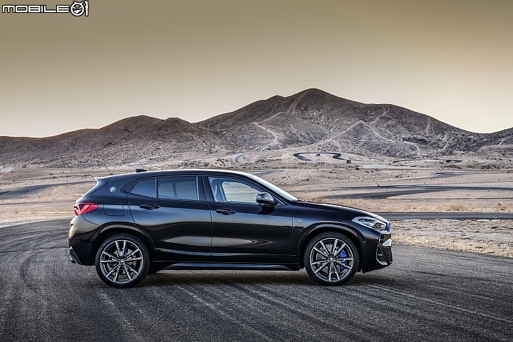 BMW X2 M35i 擁有十分動感的車側線條設計,現在加上M Sport外觀套件之後,彷彿肌肉再強壯幾吋。 BMW X2 M35i 擁有十分動感的車側線條設計,現在加上M Sport外觀套件之後,彷彿肌肉再強壯幾吋。