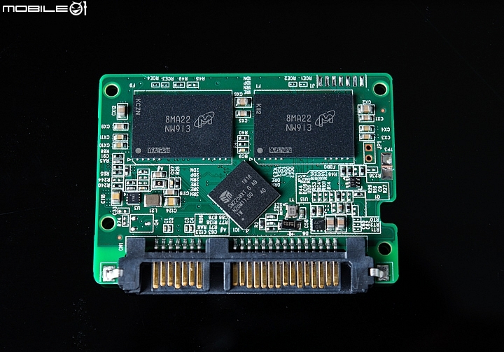 Crucial BX500 SATA SSD固態硬碟搭載的硬碟控制晶片是慧榮科技推出的SM2258XT,這款晶片是DRAM Less規格設計 Crucial BX500 SATA SSD固態硬碟搭載的硬碟控制晶片是慧榮科技推出的SM2258XT,這款晶片是DRAM Less規格設計