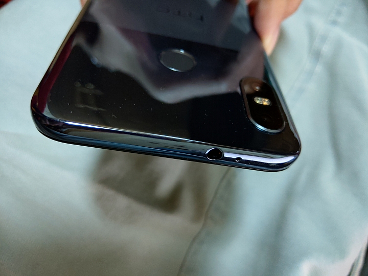 質感美機 HTC U12 life (藍色開箱!)