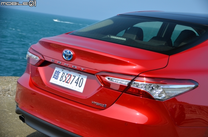 Toyota New Camry Hybrid,長型尾燈的延伸範圍相當大,內部LED燈組擁有良好辨識度,可以看到行李廂蓋上方加入鴨尾設計,使車身線條擁有流線的收尾方式。 Toyota New Camry Hybrid,長型尾燈的延伸範圍相當大,內部LED燈組擁有良好辨識度,可以看到行李廂蓋上方加入鴨尾設計,使車身線條擁有流線的收尾方式。