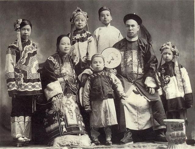 這才是清朝官員真實形象:圖3是收復新疆左宗棠,圖9是大貪官和珅