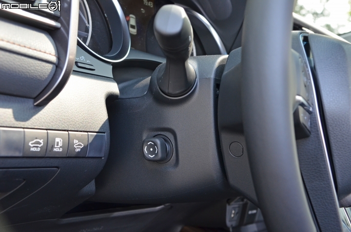 Toyota New Camry Hybrid,方向盤位置電動調整功能為旗艦版車型專屬,並可與座椅記憶功能連動。而Camry的方向燈撥桿具有「輕撥閃爍三下」的功能。 Toyota New Camry Hybrid,方向盤位置電動調整功能為旗艦版車型專屬,並可與座椅記憶功能連動。而Camry的方向燈撥桿具有「輕撥閃爍三下」的功能。