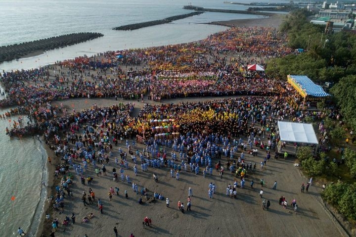 「一生中一定要參與一次的台灣傳統文化祭典」戊戌正科東港迎王騎記