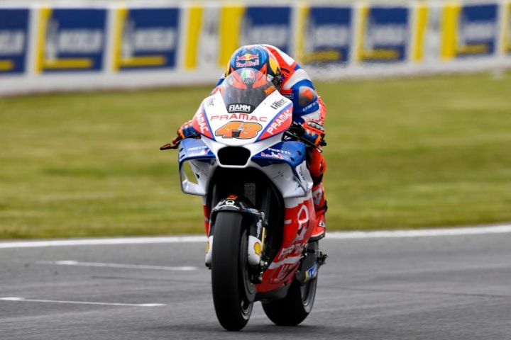 【MotoGP】 澳洲站-在事故後 Miller 遞補了第二的位置,Iannone 與 Rossi 則是在第三名之間的競爭互有攻防 【MotoGP】 澳洲站-在事故後 Miller 遞補了第二的位置,Iannone 與 Rossi 則是在第三名之間的競爭互有攻防