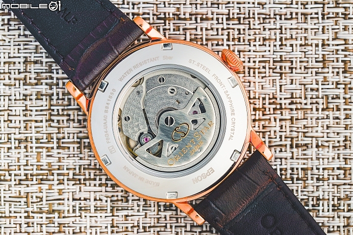 Orient Star 東方之星 Heritage Gothic 系列-採用傳統的鎖牙式背蓋設計,鏤空錶背讓我們可以一窺機芯內擺輪 與遊絲的運作情形,順道一提這顆機芯內含 24 顆寶石。 Orient Star 東方之星 Heritage Gothic 系列-採用傳統的鎖牙式背蓋設計,鏤空錶背讓我們可以一窺機芯內擺輪 與遊絲的運作情形,順道一提這顆機芯內含 24 顆寶石。