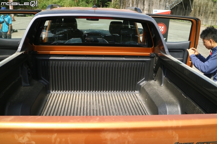 不管是柏油路或是石頭路,只要有FORD RANGER 就都是好路