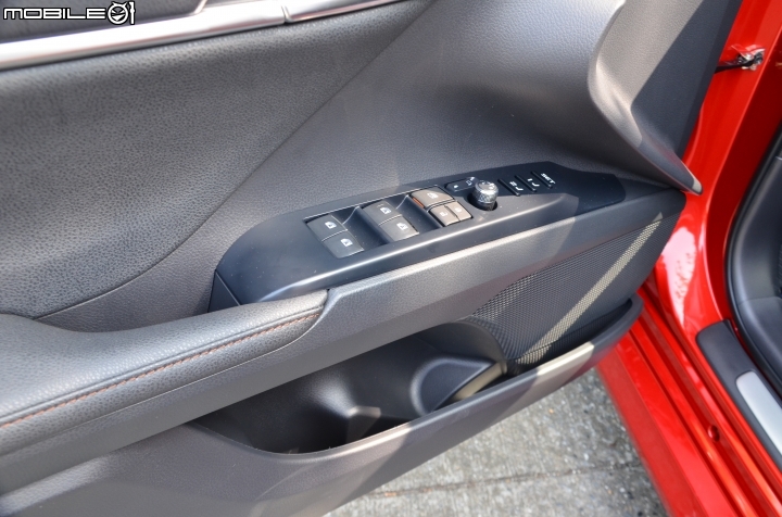 Toyota New Camry Hybrid,四門電動窗都具有一鍵升降功能,車門旁的置物空間也算夠用。 Toyota New Camry Hybrid,四門電動窗都具有一鍵升降功能,車門旁的置物空間也算夠用。