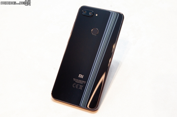 小米 8 Lite 深空灰比較適合愛低調的同學 小米 8 Lite 深空灰比較適合愛低調的同學