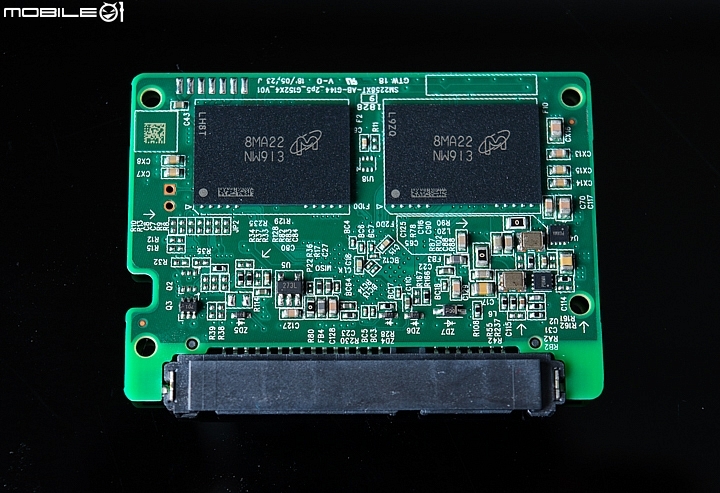 硬碟電路板的正反面各搭載了兩顆型號為NW913的美光Micron 3D NAND TLC快閃記憶體顆粒。 硬碟電路板的正反面各搭載了兩顆型號為NW913的美光Micron 3D NAND TLC快閃記憶體顆粒。