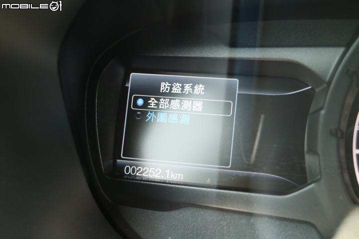 不管是柏油路或是石頭路,只要有FORD RANGER 就都是好路