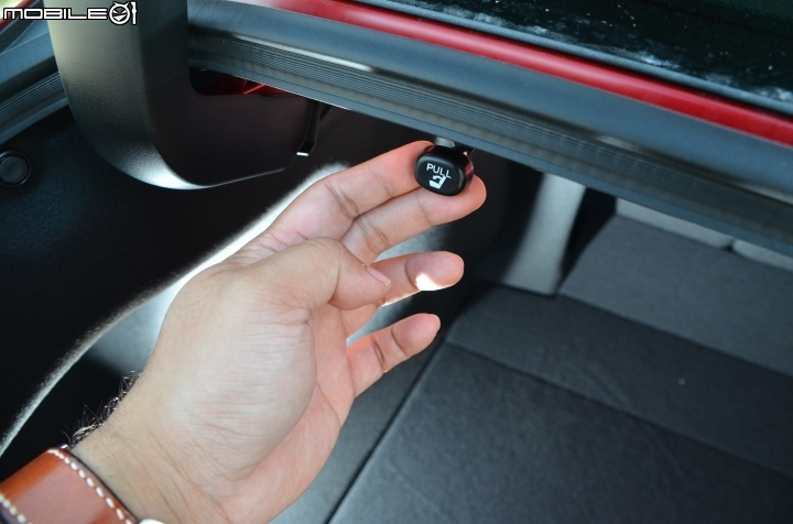 Toyota New Camry Hybrid,行李廂內設置後座傾倒釋放鈕,可直接在車後操作增加載運物品的便利性。 Toyota New Camry Hybrid,行李廂內設置後座傾倒釋放鈕,可直接在車後操作增加載運物品的便利性。