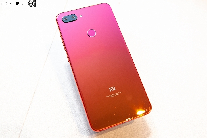 小米 8 Lite漸層是走一個眩光路線 小米 8 Lite漸層是走一個眩光路線