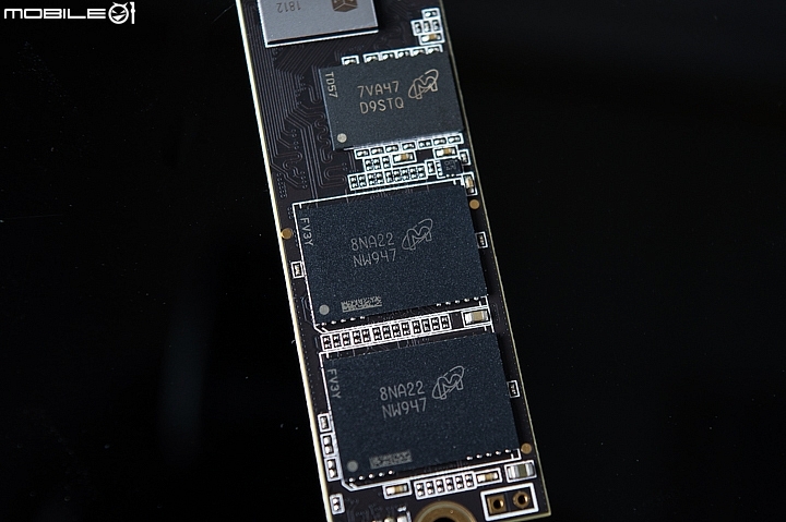 Crucial P1 NVMe 1TB -還有搭載了兩顆代號為NW947的Micron 64-Layer 3D NAND QLC快閃記憶體顆粒 Crucial P1 NVMe 1TB -還有搭載了兩顆代號為NW947的Micron 64-Layer 3D NAND QLC快閃記憶體顆粒