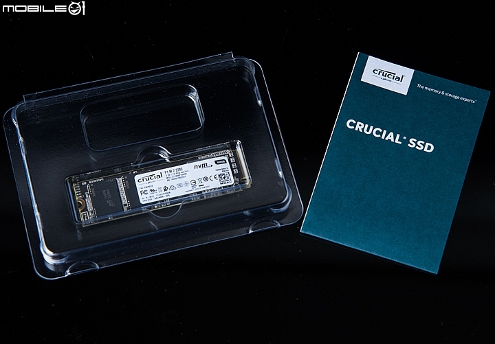 Crucial P1 NVMe 1TB-外盒包裝內只有用塑膠盒裝著的硬碟以及紙本說明書。 Crucial P1 NVMe 1TB-外盒包裝內只有用塑膠盒裝著的硬碟以及紙本說明書。
