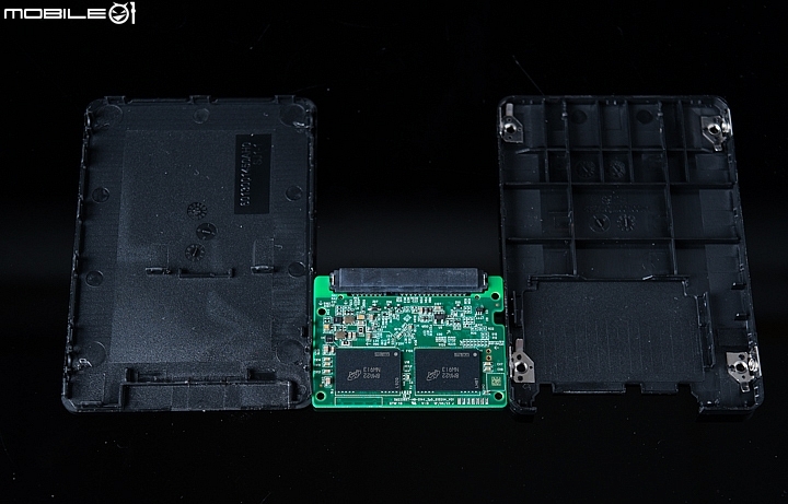 Crucial BX500 SATA SSD固態硬碟-打開硬碟外蓋後可以看到裡面的電路板面積其實相當小片。 Crucial BX500 SATA SSD固態硬碟-打開硬碟外蓋後可以看到裡面的電路板面積其實相當小片。