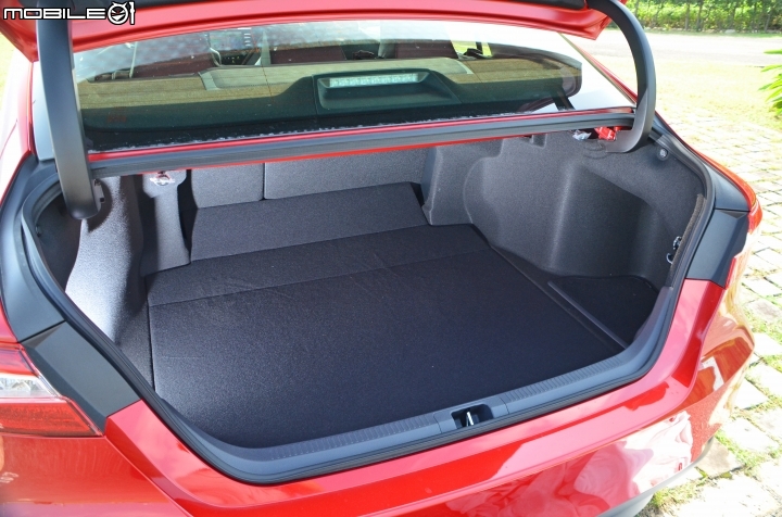 Toyota New Camry Hybrid,第八代Camry Hybrid的電池體積縮小,並裝設於後座下方,因此行李廂內部空間其實與一般車型相當,容積為620公升。 Toyota New Camry Hybrid,第八代Camry Hybrid的電池體積縮小,並裝設於後座下方,因此行李廂內部空間其實與一般車型相當,容積為620公升。