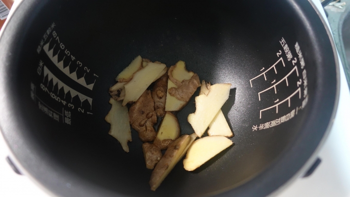 天氣冷用鍋寶來做碗熱熱的麻油雞湯吧~
