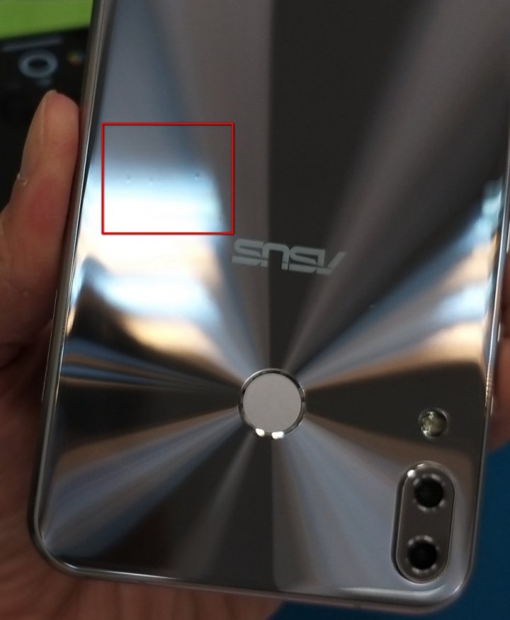 ASUS Zenfone 5Z購買一定要檢查背蓋外觀有悽慘的壓傷