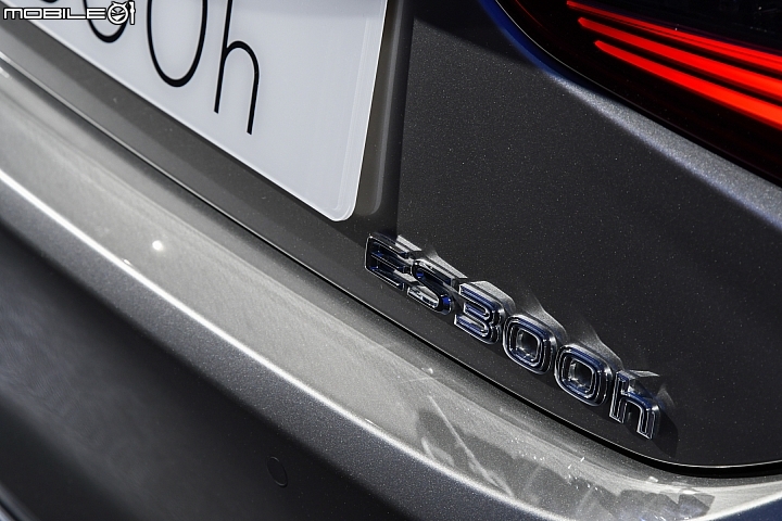 Lexus ES 300h油電混和。 Lexus ES 300h油電混和。