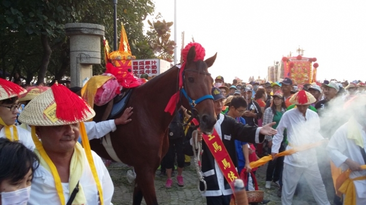 「一生中一定要參與一次的台灣傳統文化祭典」戊戌正科東港迎王騎記