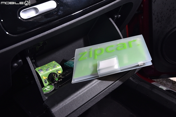 Zipcar共享汽車租借服務-實際租借服務流程-解鎖進入車室內之後,所有車款的鑰匙基本上都設置於副駕駛座前方置物空間,打開後便可見鑰匙放置位置與一本手冊。 Zipcar共享汽車租借服務-實際租借服務流程-解鎖進入車室內之後,所有車款的鑰匙基本上都設置於副駕駛座前方置物空間,打開後便可見鑰匙放置位置與一本手冊。