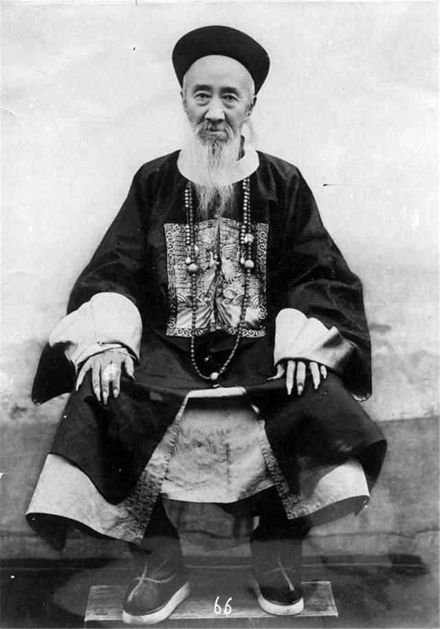 這才是清朝官員真實形象:圖3是收復新疆左宗棠,圖9是大貪官和珅